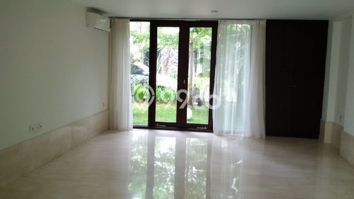 Disewakan! Rumah 5 Kamar Tidur &
4 Kamar Mandi di Pejaten, Jakarta Selatan Disewakan! Rumah 5 Kamar Tidur &
4 Kamar Mandi di Pejaten, Jakarta Selatan