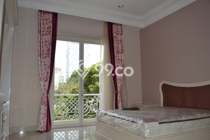 Rumah di Pondok Indah, Luas 830m², Bangunan 1000m² Rumah di Pondok Indah, Luas 830m², Bangunan 1000m²