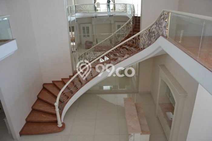Rumah di Pondok Indah, Luas 830m², Bangunan 1000m² Rumah di Pondok Indah, Luas 830m², Bangunan 1000m²
