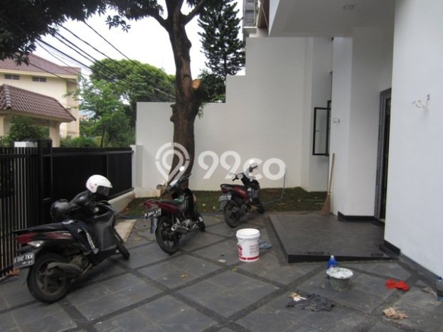 UNIT SPESIAL! Rumah area Kebayoran Baru, 4 KT, Akses Fasilitas, LT 250m² LB 300m² UNIT SPESIAL! Rumah area Kebayoran Baru, 4 KT, Akses Fasilitas, LT 250m² LB 300m²