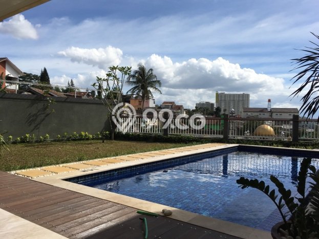 Dijual Rumah Luas Elegan Dengan View Eksklusif di Ciumbuleuit, Bandung Dijual Rumah Luas Elegan Dengan View Eksklusif di Ciumbuleuit, Bandung