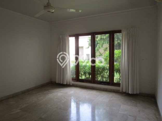 BEST CHOICE! Rumah di Kemang, 5 KT, Akses Sekolah, LT 600m² Bangunan 500m² BEST CHOICE! Rumah di Kemang, 5 KT, Akses Sekolah, LT 600m² Bangunan 500m²