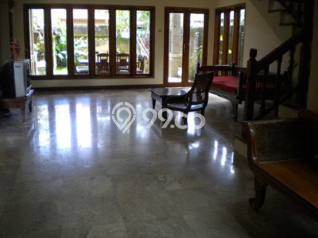 Rumah Nyaman di Kerobokan, 3 KT, Lingkungan Tenang, Luas 350m² Bangunan 300m² Rumah Nyaman di Kerobokan, 3 KT, Lingkungan Tenang, Luas 350m² Bangunan 300m²