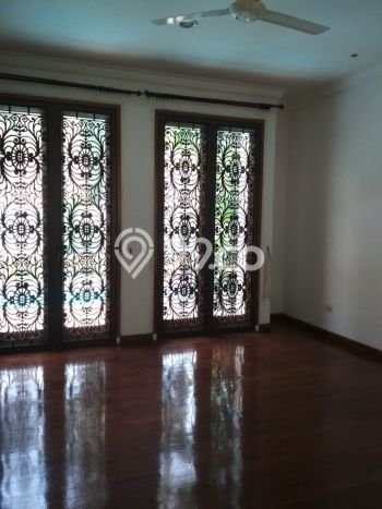 Rumah Mewah di Lingkungan Elit Jl. Simprug Golf, Jakarta Selatan Rumah Mewah di Lingkungan Elit Jl. Simprug Golf, Jakarta Selatan