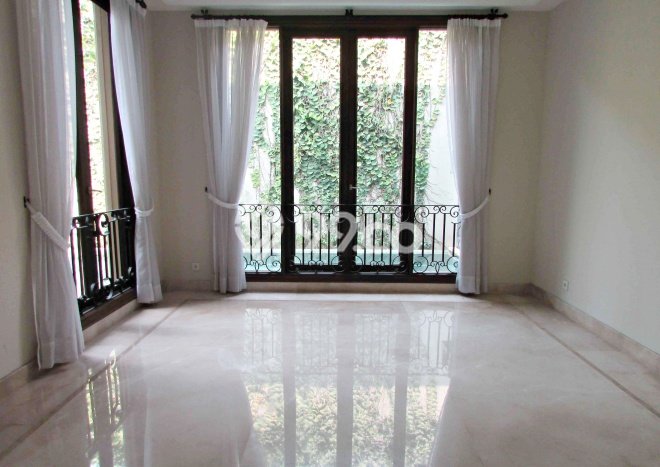 Disewakan! Rumah 5 Kamar Tidur &
4 Kamar Mandi di Pondok Indah, Jakarta Selatan Disewakan! Rumah 5 Kamar Tidur &
4 Kamar Mandi di Pondok Indah, Jakarta Selatan