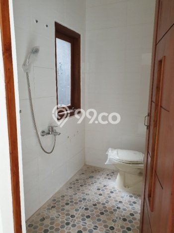 Dijual Rumah 4 Kamar Lokasi Ideal Bagus dan Strategis di Tambaksari Dijual Rumah 4 Kamar Lokasi Ideal Bagus dan Strategis di Tambaksari