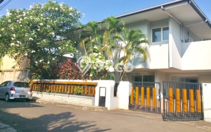 Hunian Modern dengan LT 642m2 & LB 533m2 Dikontrakkan di Cipete Hunian Modern dengan LT 642m2 & LB 533m2 Dikontrakkan di Cipete