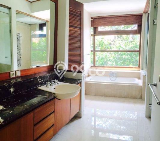 Hunian Minimalis dengan LT 200m2 & LB 250m2 Disewakan di Cipete Hunian Minimalis dengan LT 200m2 & LB 250m2 Disewakan di Cipete