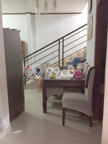 Rumah Strategis dengan Luas Tanah 135m² di Kawasan Ciputat, Tangerang Selatan Rumah Strategis dengan Luas Tanah 135m² di Kawasan Ciputat, Tangerang Selatan