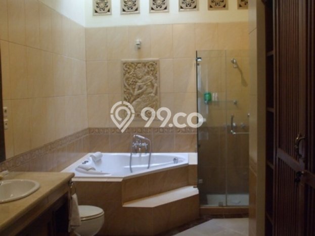 Rumah Strategis LT 490m² / LB 250m² di Lokasi Strategis Kebayoran Baru, Jakarta Selatan Rumah Strategis LT 490m² / LB 250m² di Lokasi Strategis Kebayoran Baru, Jakarta Selatan