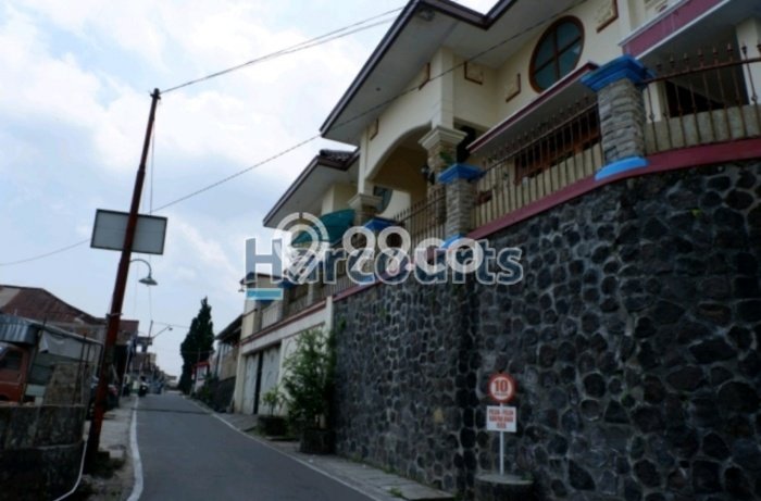 MURAH!!! VILLA BERKELAS view lereng pegunungan PINUS di Tawangmangu Solo MURAH!!! VILLA BERKELAS view lereng pegunungan PINUS di Tawangmangu Solo