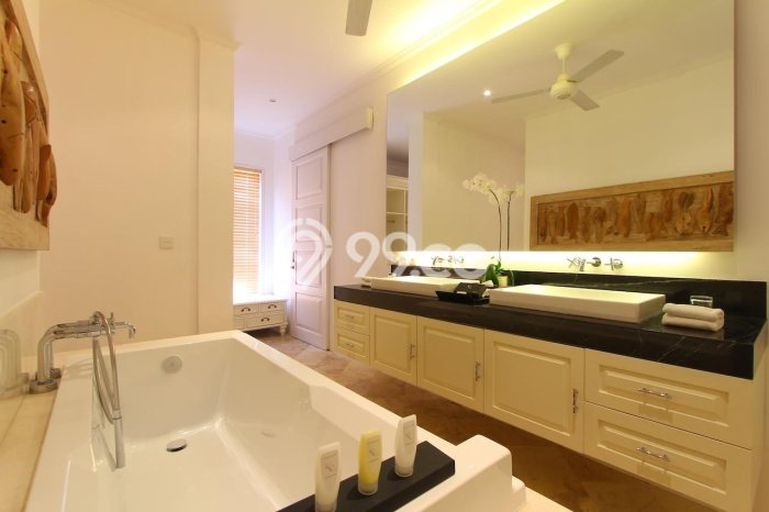 Ready to Use! Premium House LT 600m2 Desain Elegan di Seminyak Ready to Use! Premium House LT 600m2 Desain Elegan di Seminyak