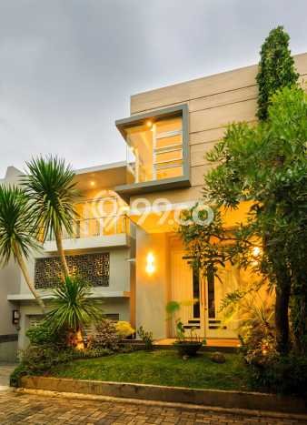 For Sale! Luxury House LT 210m2 Desain Modern di Kemang For Sale! Luxury House LT 210m2 Desain Modern di Kemang