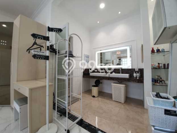 Rumah Elit LB 400m2 Siap Pakai Desain Elegan di Cipaku, Bandung Rumah Elit LB 400m2 Siap Pakai Desain Elegan di Cipaku, Bandung