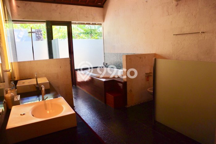 Disewakan Rumah Strategis LT 1800m2 / LB 500m2 di Pererenan, Badung Disewakan Rumah Strategis LT 1800m2 / LB 500m2 di Pererenan, Badung