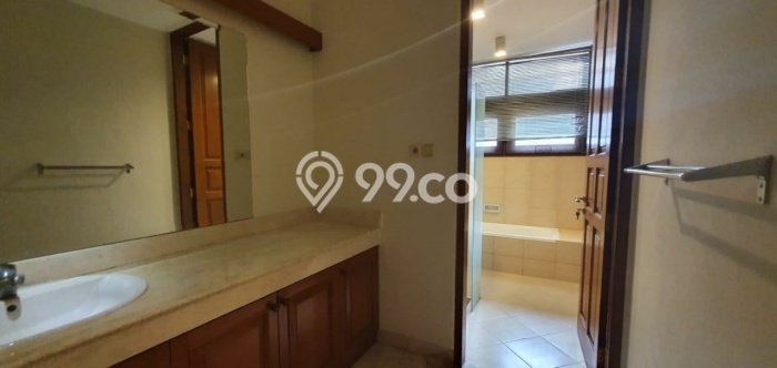 Sewa Rumah Nyaman LT 800m2 / LB 550m2 di Kemang, Jakarta Selatan Sewa Rumah Nyaman LT 800m2 / LB 550m2 di Kemang, Jakarta Selatan