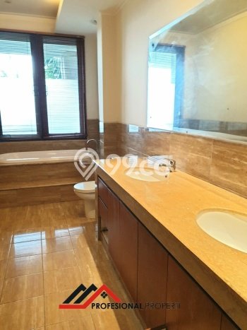 Hunian Modern dengan LT 550m2 & LB 650m2 Dikontrakkan di Kemang Hunian Modern dengan LT 550m2 & LB 650m2 Dikontrakkan di Kemang