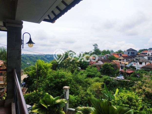 Lokasi strategis! Rumah siap huni disewakan di Semarang Selatan LB 295m2 Lokasi strategis! Rumah siap huni disewakan di Semarang Selatan LB 295m2