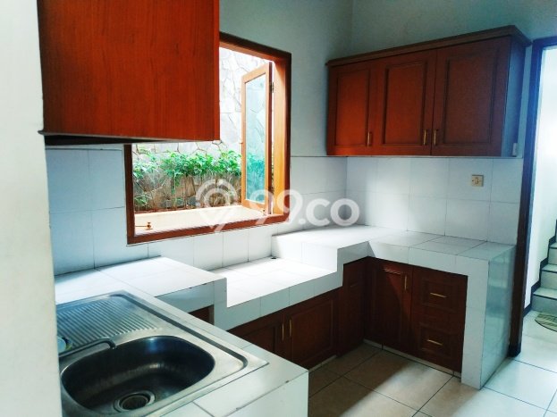 Lokasi strategis! Rumah siap huni disewakan di Semarang Selatan LB 295m2 Lokasi strategis! Rumah siap huni disewakan di Semarang Selatan LB 295m2