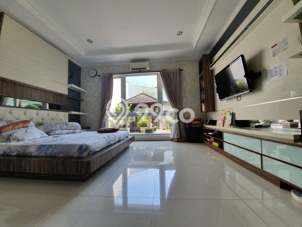 HARGA SPECIAL! Rumah Strategis di Lebak Bulus, Luas 500m² Bangunan 572m² HARGA SPECIAL! Rumah Strategis di Lebak Bulus, Luas 500m² Bangunan 572m²