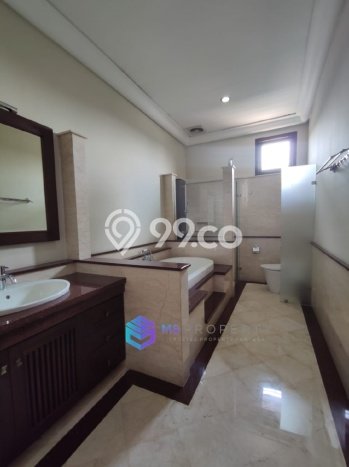 Ready to Use! Luxury House LT 650m2 Desain Modern di Kemang Ready to Use! Luxury House LT 650m2 Desain Modern di Kemang