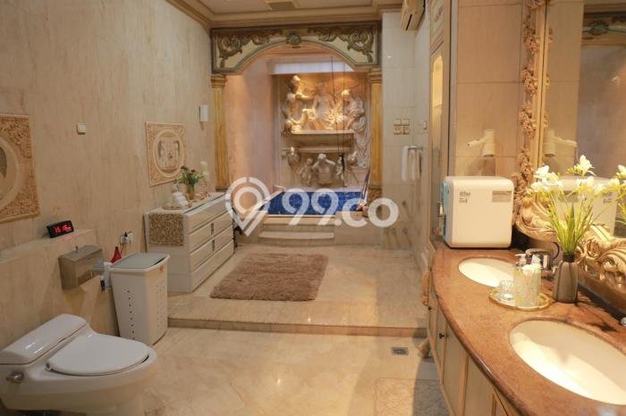 Ready to Use! Luxury House LT 1000m2 Desain Elegan di Pakuwon Ready to Use! Luxury House LT 1000m2 Desain Elegan di Pakuwon