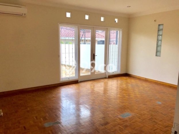 Jarang Ada! Rumah Sewa 5 Kamar Bagus Siap Huni BSD Taman Giri Loka Jarang Ada! Rumah Sewa 5 Kamar Bagus Siap Huni BSD Taman Giri Loka