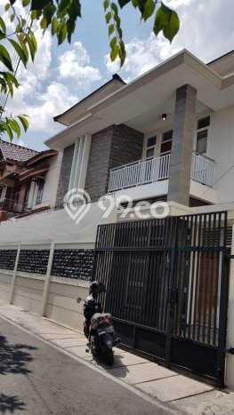Jual Rumah Bagus Siap Huni LB 200m2 di Laweyan, Solo Jual Rumah Bagus Siap Huni LB 200m2 di Laweyan, Solo