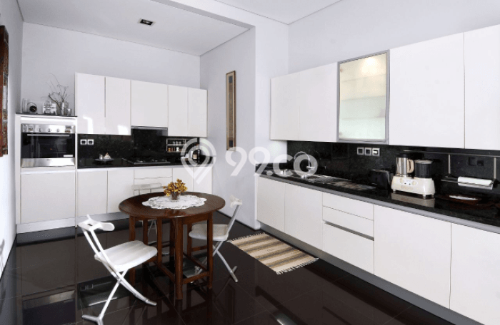 SPECIAL PRICE! Rumah Asri lokasi Kemang, LT 1500m² LB 650m² SPECIAL PRICE! Rumah Asri lokasi Kemang, LT 1500m² LB 650m²