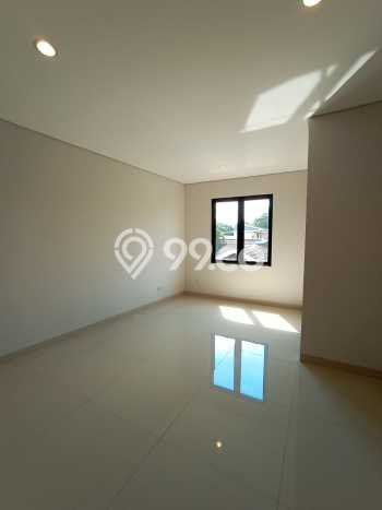 Rumah Bagus di Kebayoran Lama, Jakarta Selatan, Luas 240m² Bangunan 335m² HARGA MENARIK! Rumah Bagus di Kebayoran Lama, Jakarta Selatan, Luas 240m² Bangunan 335m² HARGA MENARIK!
