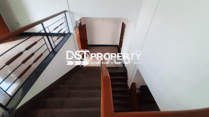 Bisa KPR! Rumah Strategis area , LT 395m2m² LB 300m2m² Bisa KPR! Rumah Strategis area , LT 395m2m² LB 300m2m²