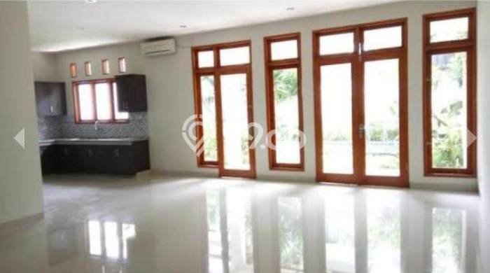 Disewakan Rumah Murah di Kemang Jakarta Selatan dengan 4 KT Disewakan Rumah Murah di Kemang Jakarta Selatan dengan 4 KT