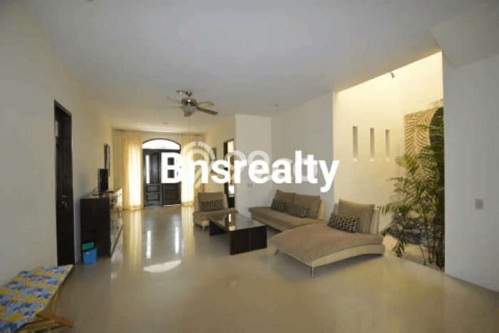 Rumah Lokasi Strategis area Seminyak, Badung, Luas 300m2m² LB 300m2m² Rumah Lokasi Strategis area Seminyak, Badung, Luas 300m2m² LB 300m2m²