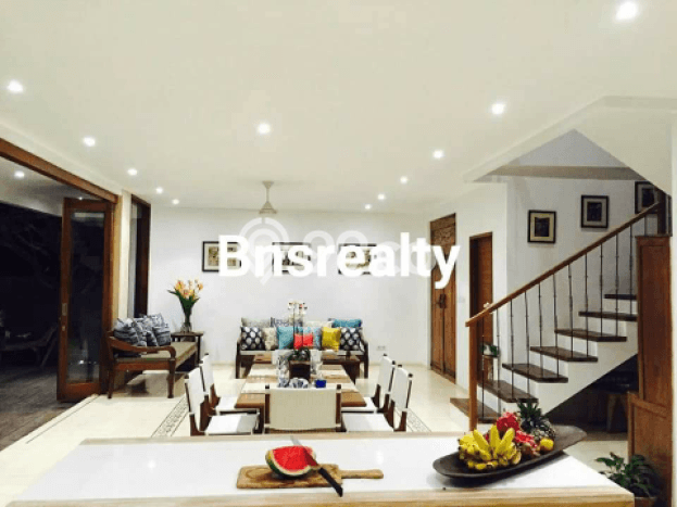Rumah lokasi Canggu, Badung, Luas 1370m2m² LB 300m2m² Rumah lokasi Canggu, Badung, Luas 1370m2m² LB 300m2m²
