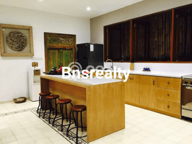 Rumah lokasi Canggu, Badung, Luas 1370m2m² LB 300m2m² Rumah lokasi Canggu, Badung, Luas 1370m2m² LB 300m2m²