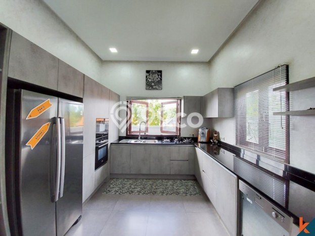 SPECIAL PRICE! Rumah Asri di , Luas 450m2m² Bangunan 193m2m² SPECIAL PRICE! Rumah Asri di , Luas 450m2m² Bangunan 193m2m²