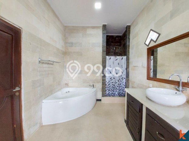 SPECIAL PRICE! Rumah Asri di , Luas 450m2m² Bangunan 193m2m² SPECIAL PRICE! Rumah Asri di , Luas 450m2m² Bangunan 193m2m²