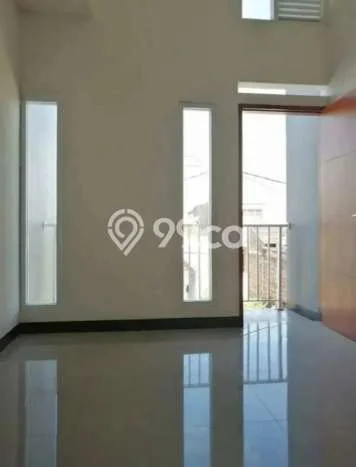 Disewakan! Rumah 3 Kamar Tidur &
2 Kamar Mandi di Cihanjuang, Bandung Disewakan! Rumah 3 Kamar Tidur &
2 Kamar Mandi di Cihanjuang, Bandung