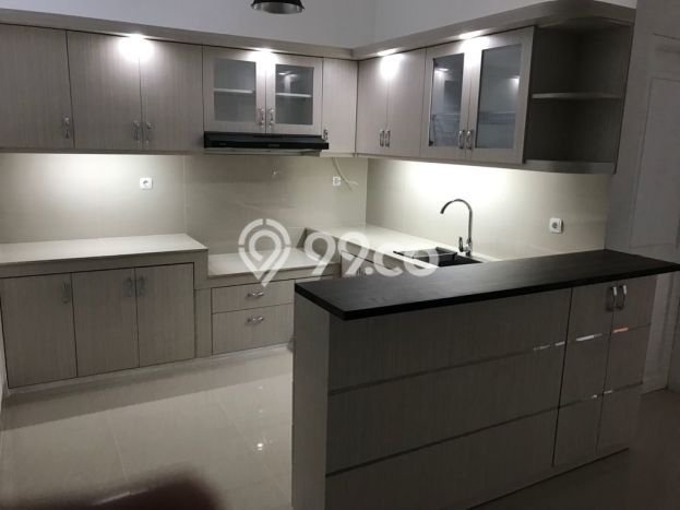 KESEMPATAN EMAS! Rumah Berkualitas di Tomang, Jakarta Barat, Luas 135m² Bangunan 170m² KESEMPATAN EMAS! Rumah Berkualitas di Tomang, Jakarta Barat, Luas 135m² Bangunan 170m²