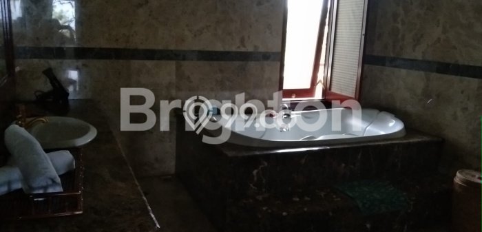 Hunian Mewah LB 900m2 Siap Pakai Desain Elegan di Mumbul, Badung Hunian Mewah LB 900m2 Siap Pakai Desain Elegan di Mumbul, Badung