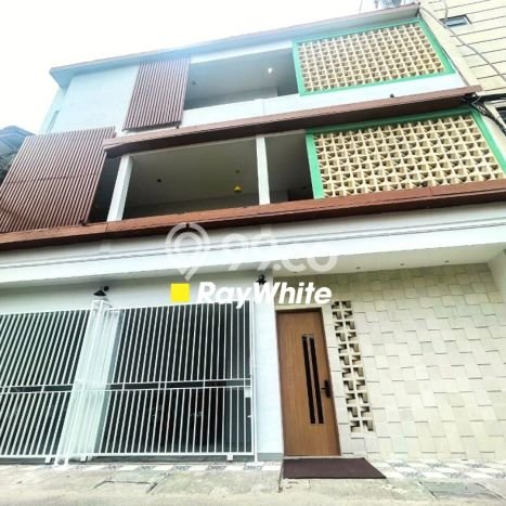 Rumah Luxury Modern Tanpa Renovasi di Kemanggisan Jakarta Barat Rumah Luxury Modern Tanpa Renovasi di Kemanggisan Jakarta Barat