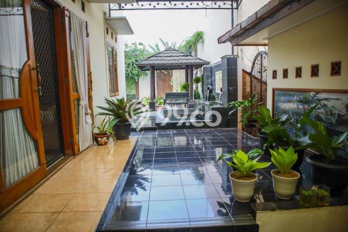 Rumah Mewah LB 600m2 Siap Pakai Desain Elegan di Cibubur, Depok Rumah Mewah LB 600m2 Siap Pakai Desain Elegan di Cibubur, Depok