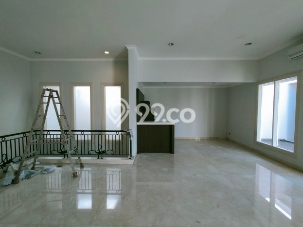 Sewa Rumah Nyaman LT 400m2 / LB 400m2 di Pondok Indah, Jakarta Selatan Sewa Rumah Nyaman LT 400m2 / LB 400m2 di Pondok Indah, Jakarta Selatan