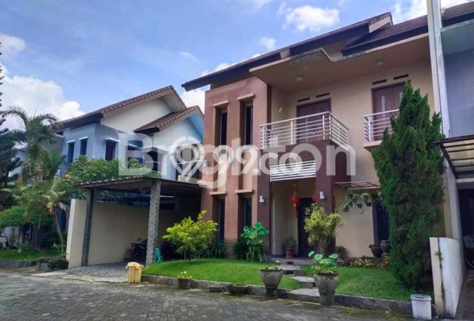 Rumah kawasan Banjarsari, Surakarta, Luas 250m² Bangunan 300m² Rumah kawasan Banjarsari, Surakarta, Luas 250m² Bangunan 300m²