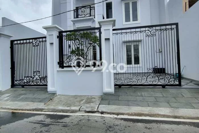 Rumah Elit Modern Tanpa Renovasi di Pondok Bambu Jakarta Timur Rumah Elit Modern Tanpa Renovasi di Pondok Bambu Jakarta Timur