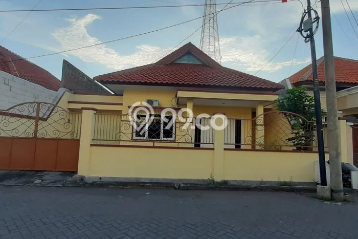 Rumah Asri di Sambikerep, 2 KM, Area Strategis, Luas 240m2m² LB 190m2m² Rumah Asri di Sambikerep, 2 KM, Area Strategis, Luas 240m2m² LB 190m2m²