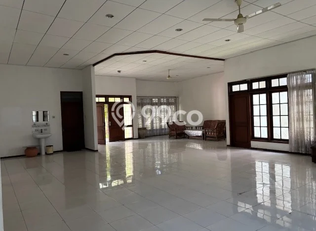 Rumah Elit Modern Tanpa Renovasi di Pakis Surabaya Rumah Elit Modern Tanpa Renovasi di Pakis Surabaya