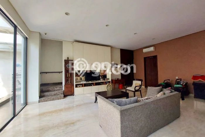 Rumah Elit Modern Tanpa Renovasi di Graha Surabaya Rumah Elit Modern Tanpa Renovasi di Graha Surabaya