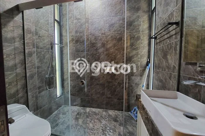 Rumah Elit Modern Tanpa Renovasi di Graha Surabaya Rumah Elit Modern Tanpa Renovasi di Graha Surabaya