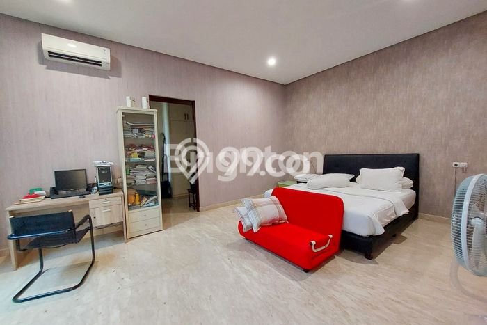 Rumah Elit Modern Tanpa Renovasi di Graha Surabaya Rumah Elit Modern Tanpa Renovasi di Graha Surabaya
